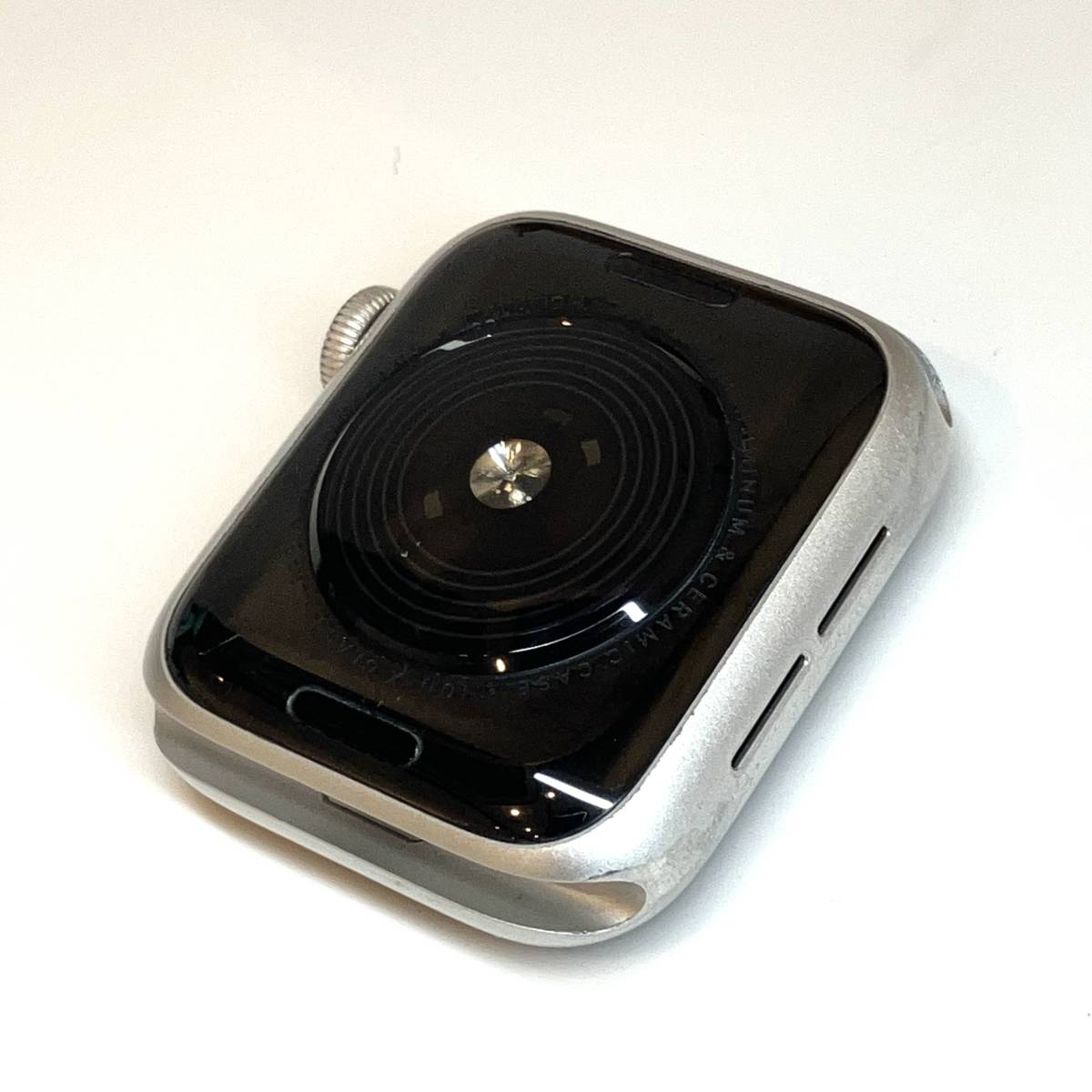 【中古】Apple Watch SE 40mm GPSモデル MYDX2J/A シルバーアルミニウムケースの画像2