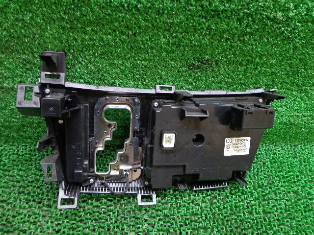 9ER5026GF3 ) トヨタ エスティマ ハイブリッド AHR20W 純正 エアコンスイッチパネル　559000-28C00_画像3