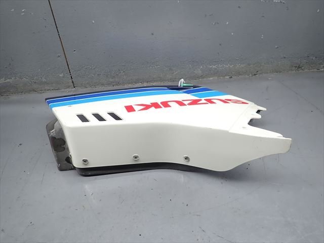 β240410-4 スズキ GSX-R750 GR71F 1型 (S60年式) 絶版！希少！ 純正 サイドカウル ミドルカウル 左 破損無し！の画像4