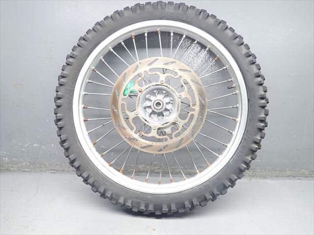 β240416-3 KTM 620 LC4 アドベンチャー VBKGSL (H9年式) 純正フロントホイール 振れ無し！ タイヤは要交換で！_画像4