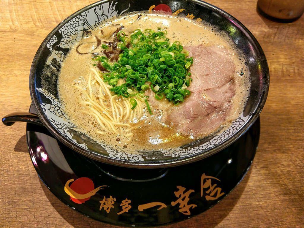 人気 ラーメン　激うま　本格豚骨ラーメン　九州博多 行列のできる有名店 2店舗　 豚骨ラーメン 2種 セット 全国送料無料24