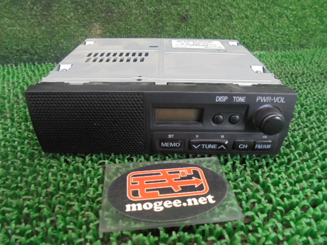 3FD5039 QN7)) 三菱 ミニキャブ U61V 後期型 純正 ラジオ　8701A229_画像1
