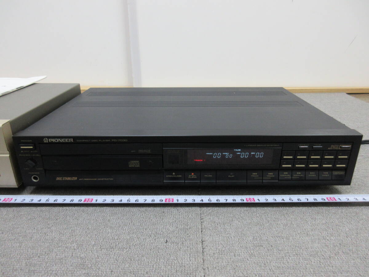 M【4-22】●18 CDプレーヤー CDデッキ 2点まとめて PIONEER PD-7030 DENON DCD-735 取説・リモコン付き 通電確認済み ジャンク品の画像2