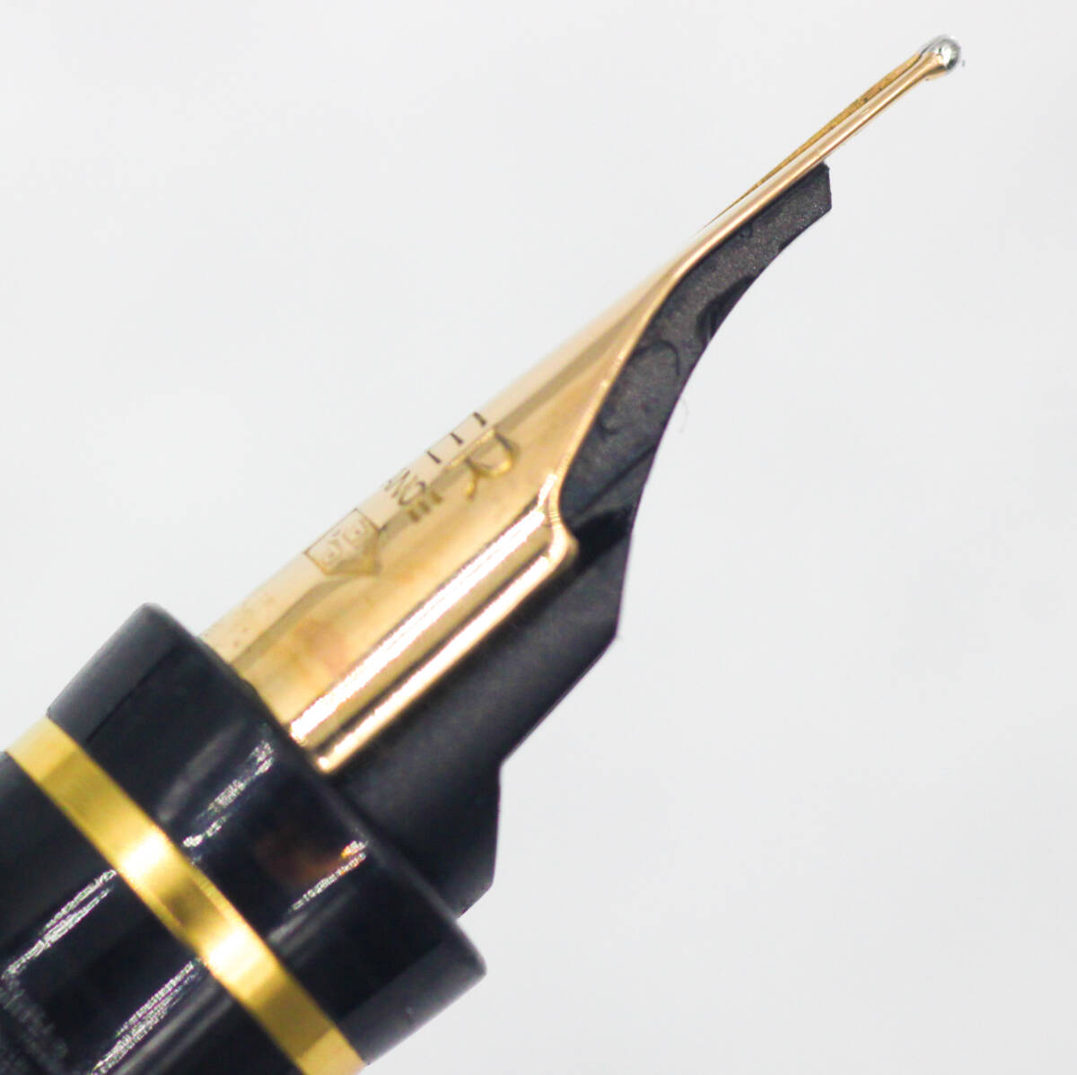 極美品 パーカー 75 マット・ブラック（エポキシ塗装） ゴールド・トリム 万年筆 １４金Ｆニブ 純正コンバーター付 PERKAR（川寸）の画像9