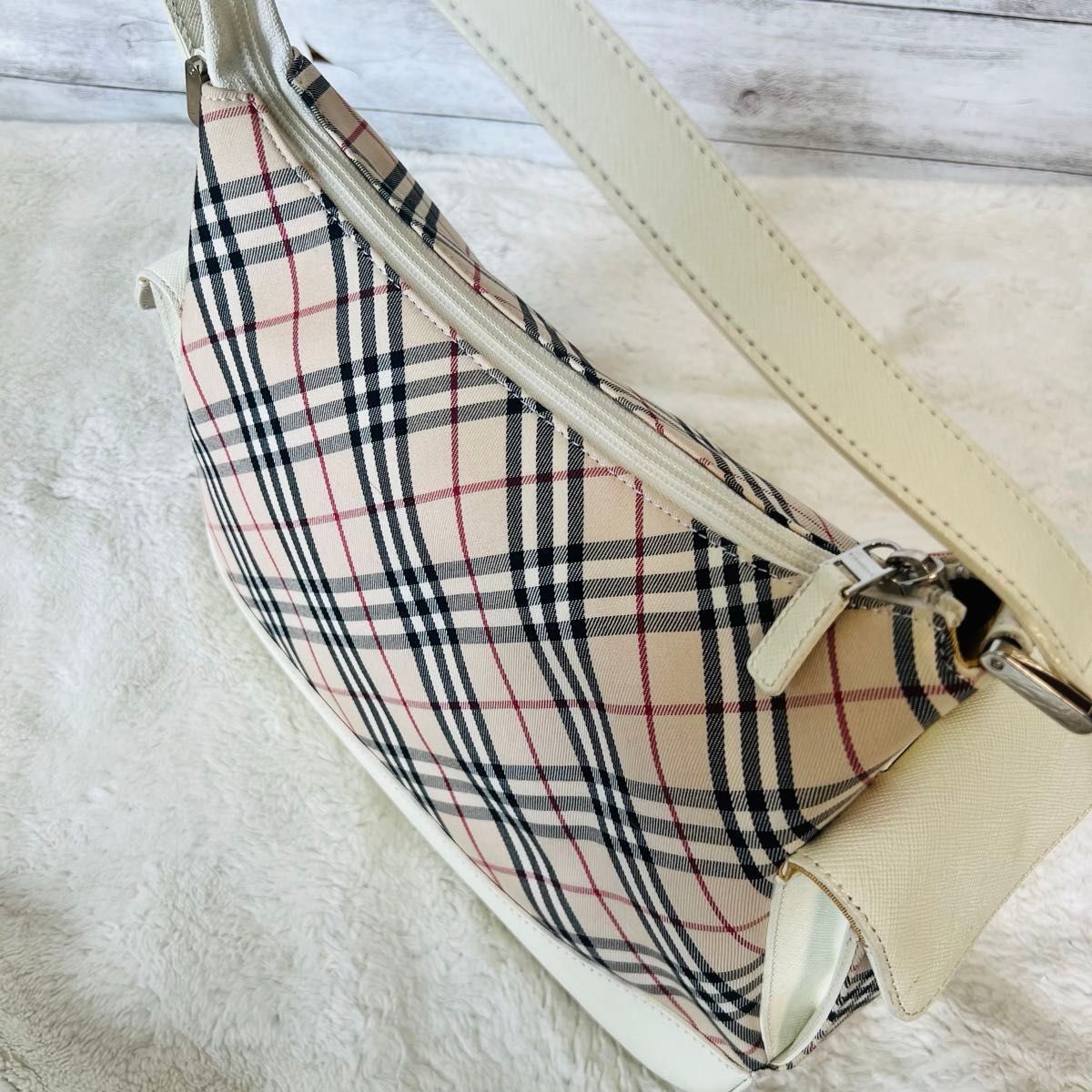 【美品】BURBERRY  バーバリー　ノバチェック柄　ワンショルダーバッグ　白　ハンドバッグ　サイドポケット