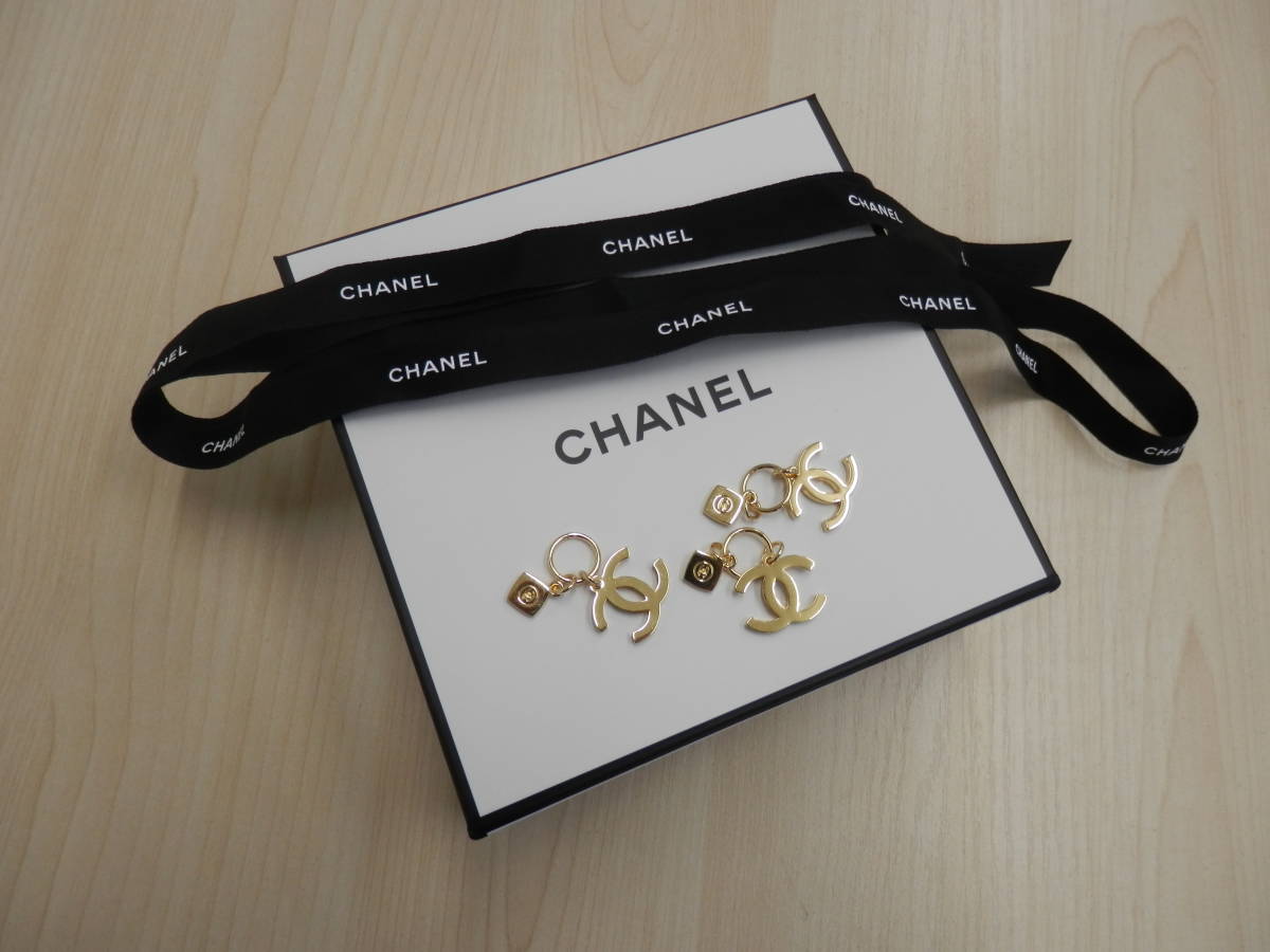 CHANEL シャネル ギフトボックスの出品 おまけついてきたホリデーチャーム 3個も付けます ロゴ チャーム 箱【A57】_画像3