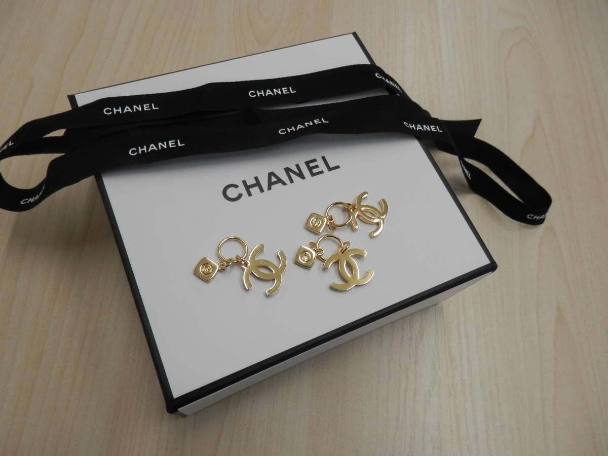 CHANEL シャネル ギフトボックスの出品 おまけついてきたホリデーチャーム 3個も付けます ロゴ チャーム 箱【A57】_画像2