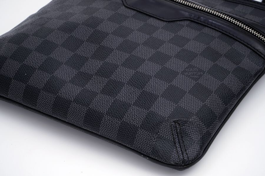 【美品】 ルイヴィトン Louis Vuitton ダミエ グラフィット トマス ブラック系 ショルダーバッグ 斜め掛け メンズ 1円 定価約14万 2023の画像6