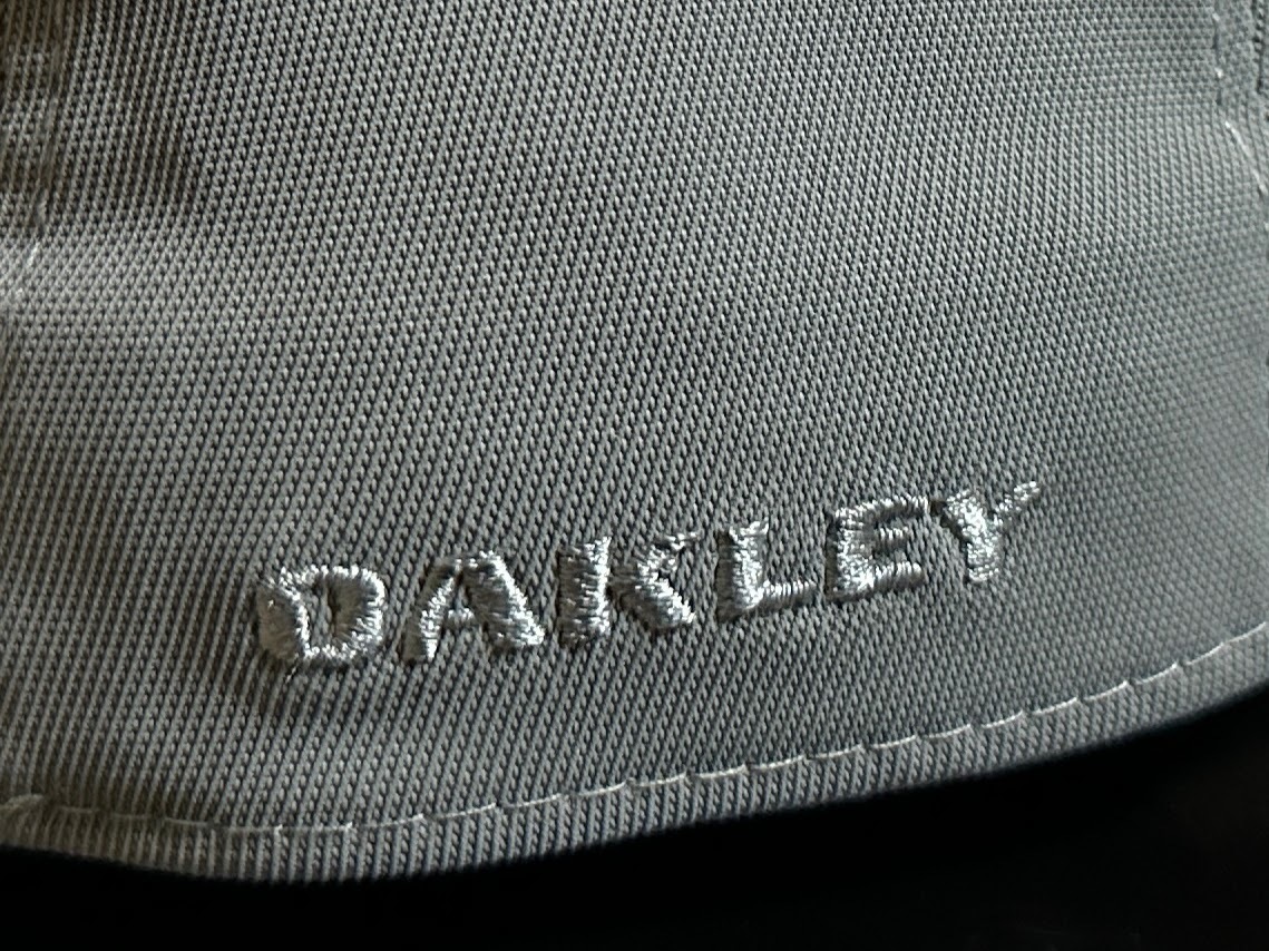 【未使用品】49F 上品★OAKLEYオークリー キャップ 帽子 CAP 上品で高級感のあるグレーの伸縮素材にメタル製ロゴ《伸縮前60㎝～63㎝位迄》_画像7