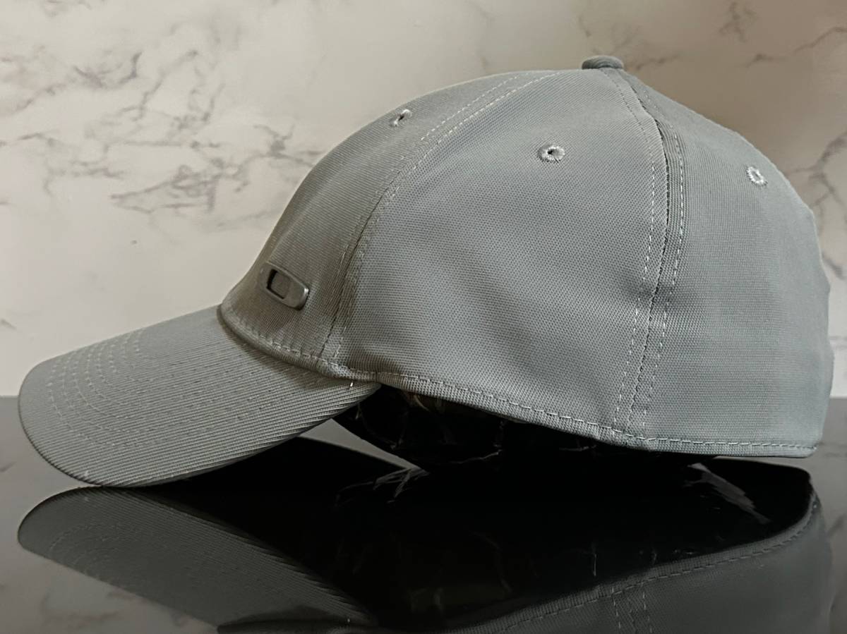 【未使用品】46B 上品★OAKLEYオークリー キャップ 帽子 CAP 上品で高級感のあるグレーの伸縮素材にメタル製ロゴ《伸縮前56㎝～58㎝位迄》_画像3
