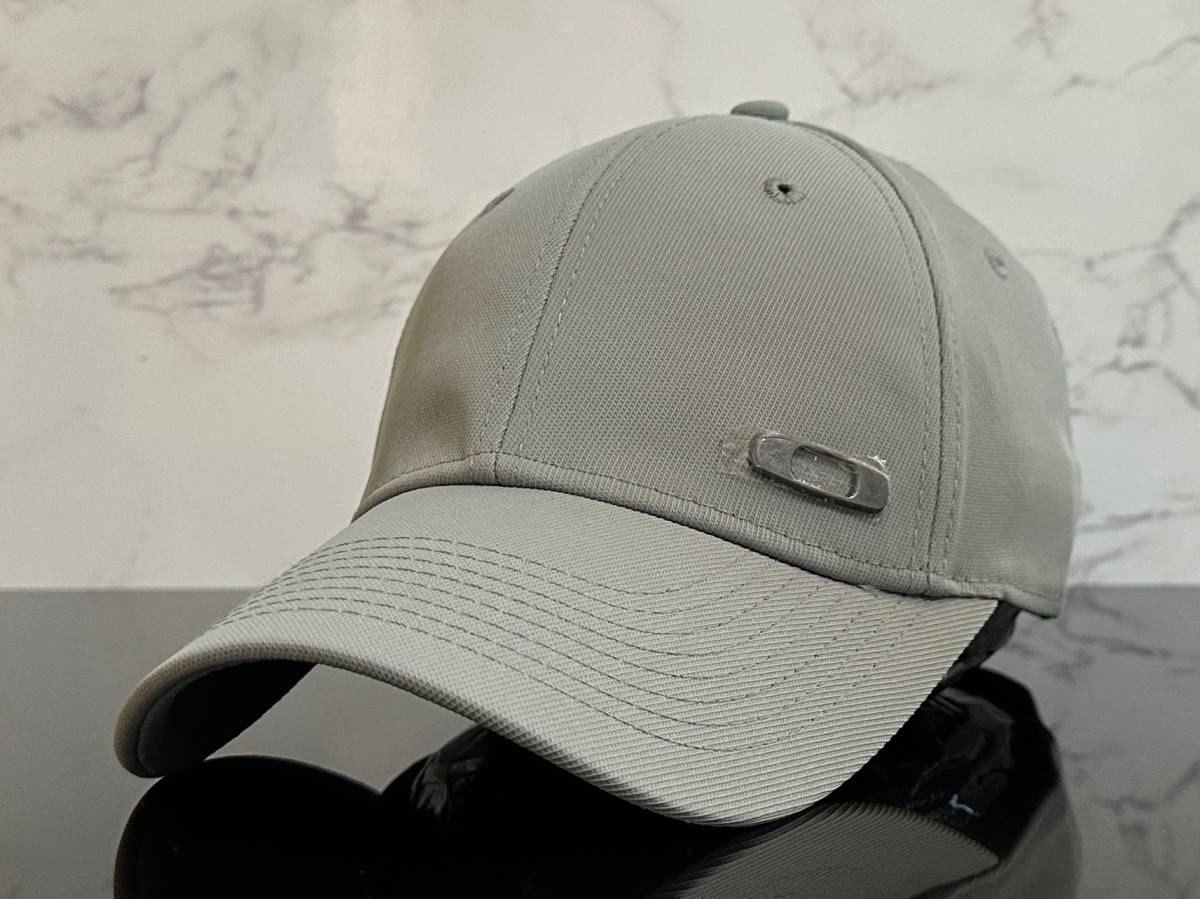 【未使用品】65D 上品★OAKLEYオークリー キャップ 帽子 CAP 上品で高級感のあるグレーの伸縮素材にメタル製ロゴ《伸縮前56㎝～59㎝位迄》の画像1