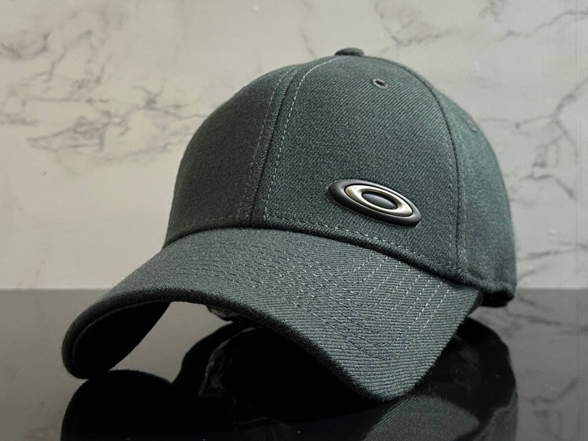 【未使用品】305KC★OAKLEYオークリー キャップ 帽子 CAP 上品で高級感のあるグレーの伸縮素材にメタル製ロゴ《伸縮前60㎝～64㎝位迄》_画像1