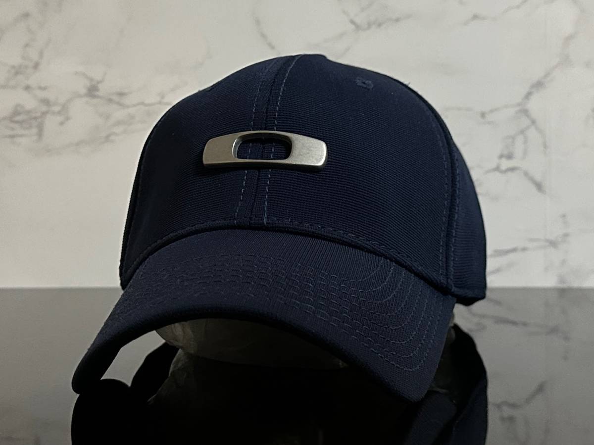 【未使用品】45B★OAKLEY オークリー キャップ 帽子 CAP 上品で高級感のあるネイビーの伸縮素材にメタル製ロゴ♪《伸縮前56㎝～59㎝位迄》の画像1