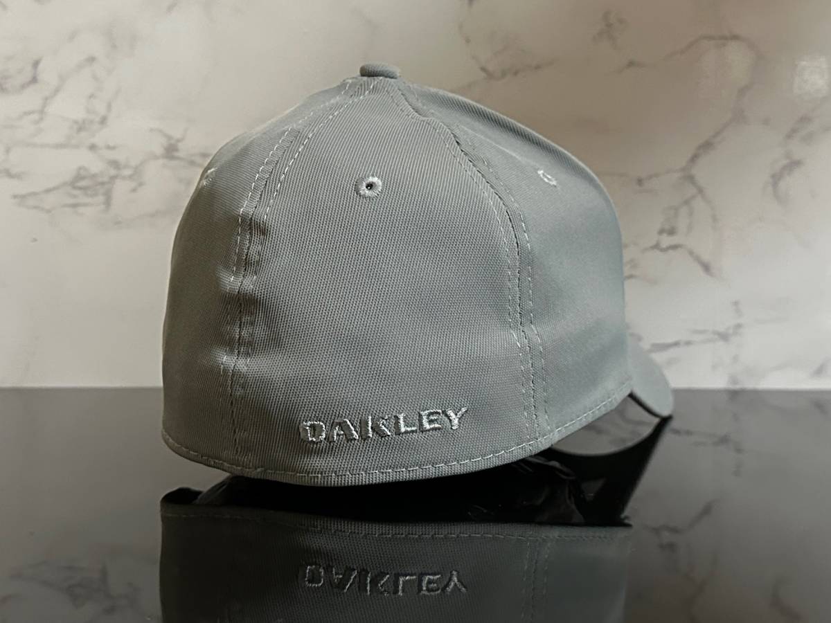 【未使用品】46B 上品★OAKLEYオークリー キャップ 帽子 CAP 上品で高級感のあるグレーの伸縮素材にメタル製ロゴ《伸縮前56㎝～58㎝位迄》_画像6