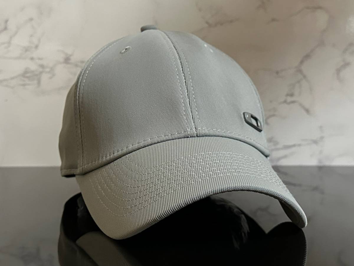 【未使用品】46B 上品★OAKLEYオークリー キャップ 帽子 CAP 上品で高級感のあるグレーの伸縮素材にメタル製ロゴ《伸縮前56㎝～58㎝位迄》_画像2