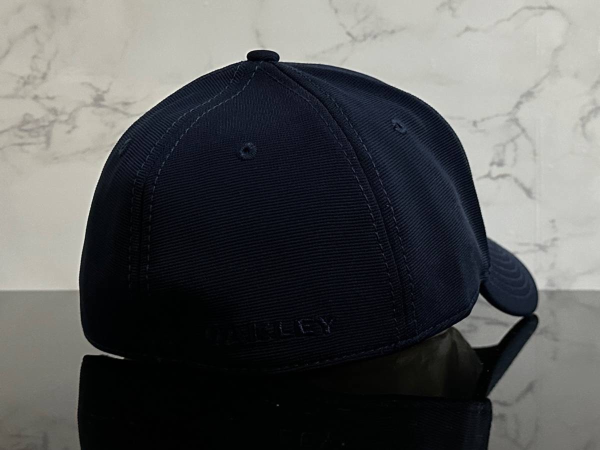 【未使用品】47F★OAKLEY オークリー キャップ 帽子 CAP 上品で高級感のあるネイビーの伸縮素材にメタル製ロゴ♪《伸縮前61㎝～63㎝位迄》_画像5