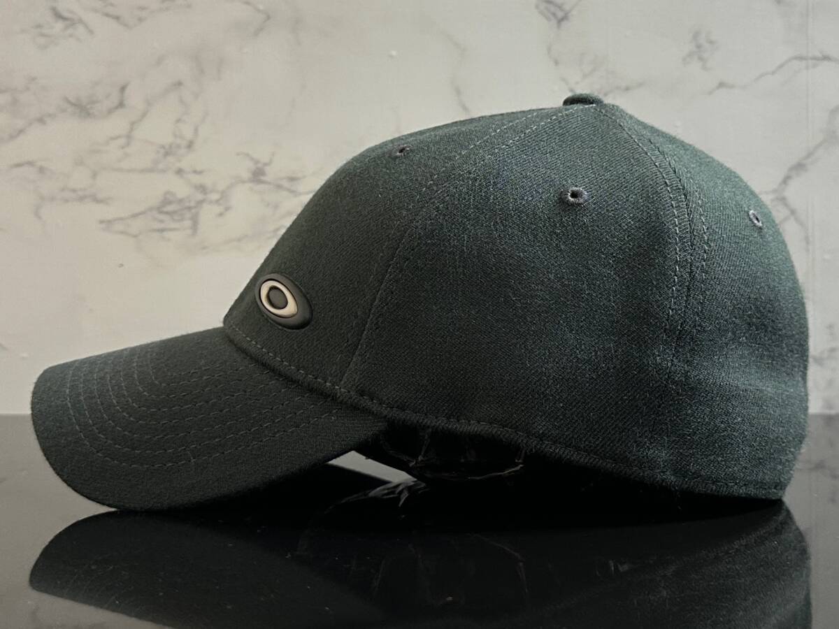 【未使用品】305KC★OAKLEYオークリー キャップ 帽子 CAP 上品で高級感のあるグレーの伸縮素材にメタル製ロゴ《伸縮前60㎝～64㎝位迄》_画像4