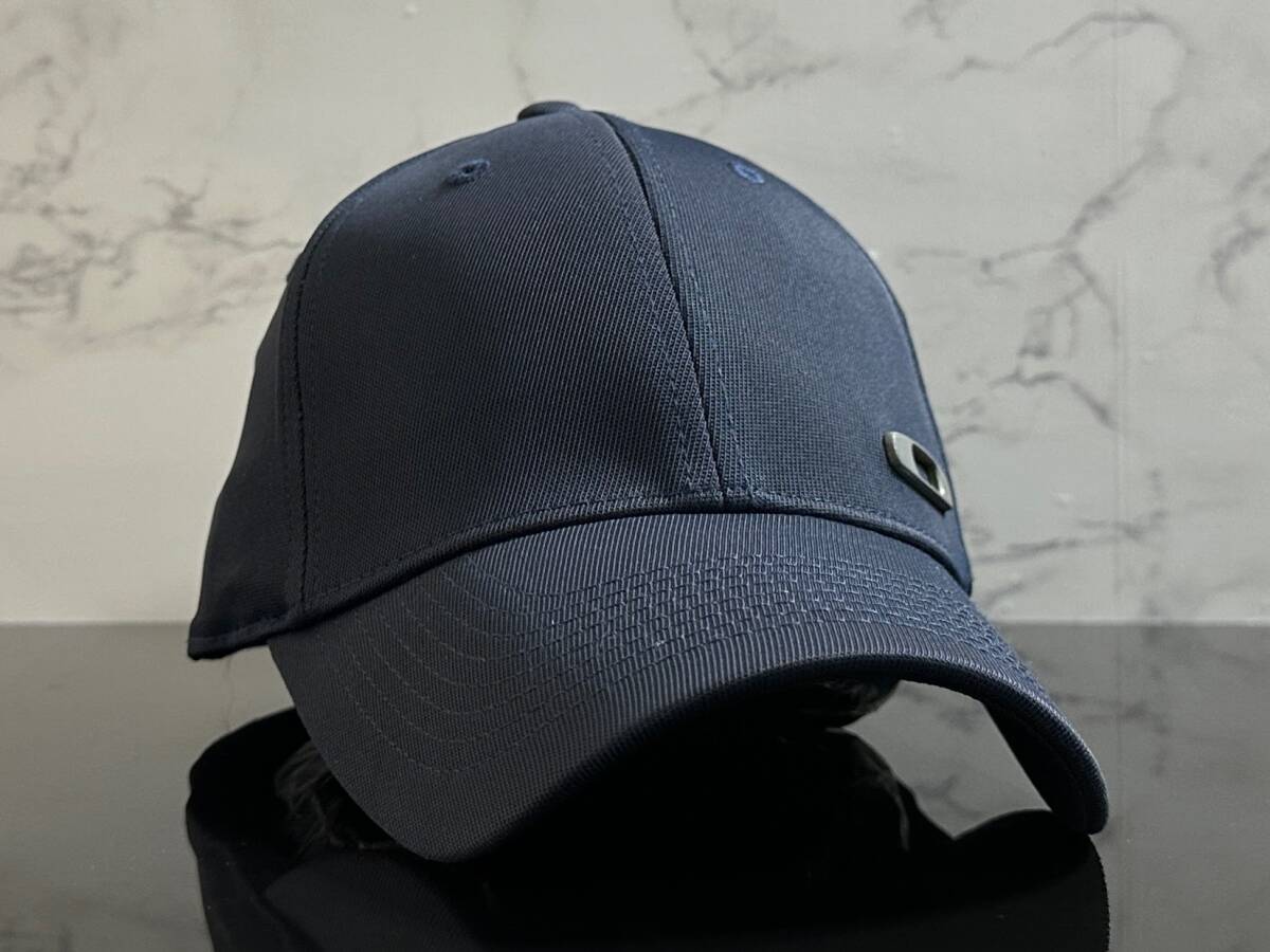 【未使用品】301KC★OAKLEY オークリー キャップ 帽子 上品で高級感のあるネイビーの伸縮素材にメタル製ロゴ♪《伸縮前58㎝～61㎝位迄》_画像2