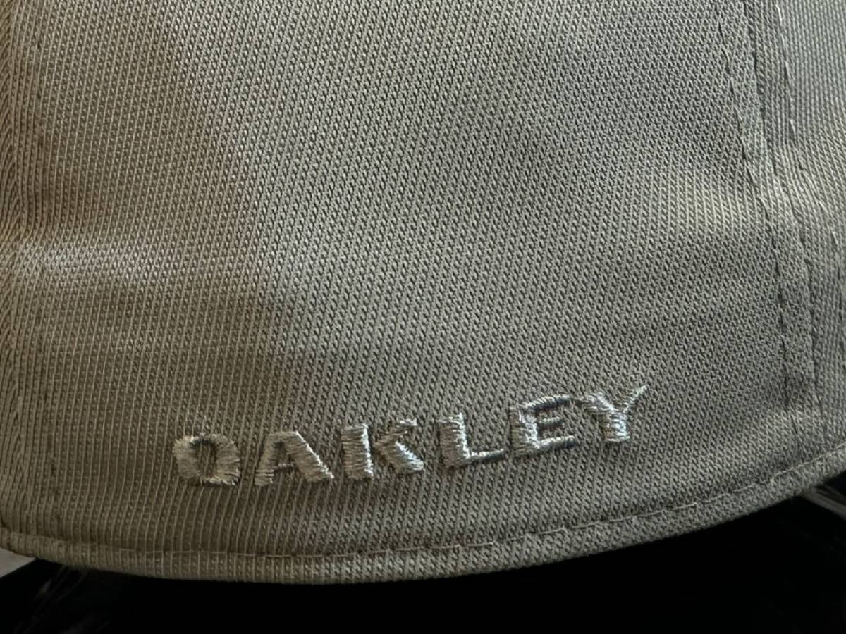 【未使用品】65D 上品★OAKLEYオークリー キャップ 帽子 CAP 上品で高級感のあるグレーの伸縮素材にメタル製ロゴ《伸縮前56㎝～58㎝位迄》の画像8