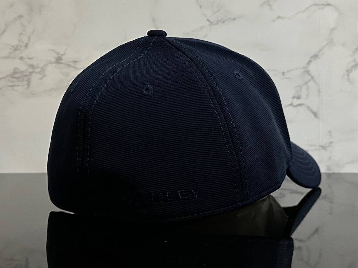 【未使用品】45B★OAKLEY オークリー キャップ 帽子 CAP 上品で高級感のあるネイビーの伸縮素材にメタル製ロゴ♪《伸縮前56㎝～59㎝位迄》_画像5