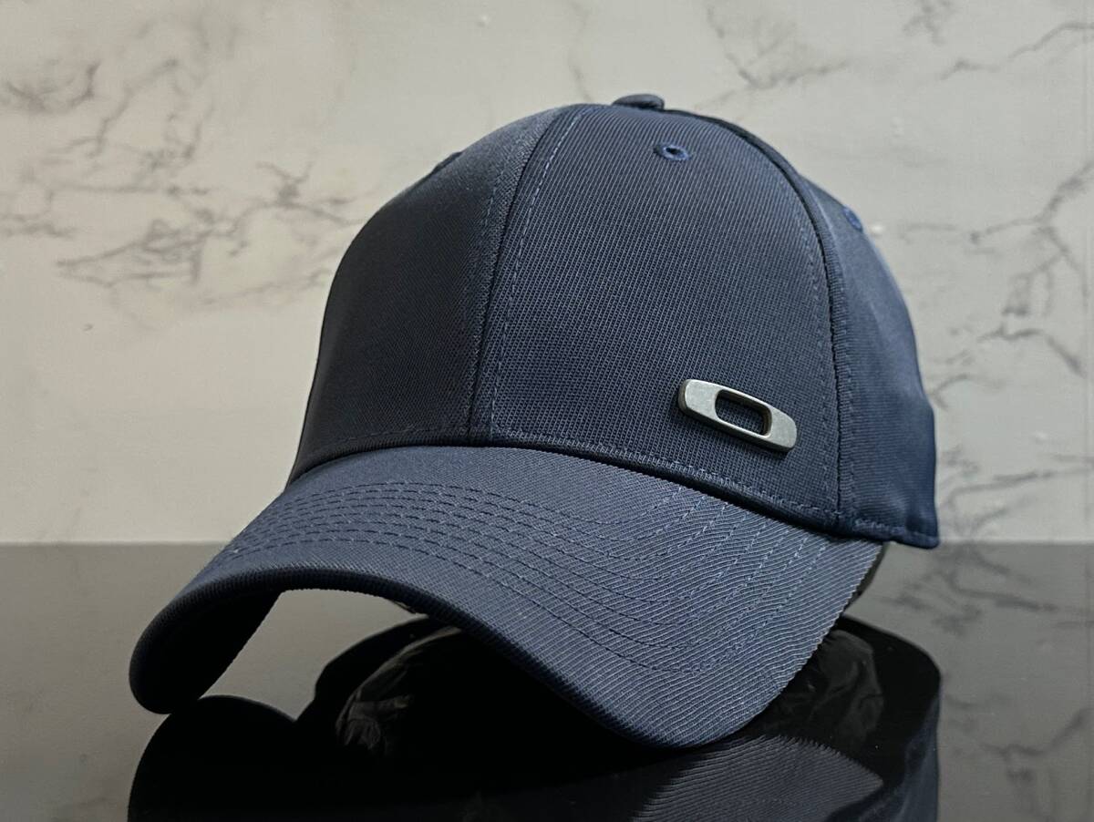 【未使用品】301KC★OAKLEY オークリー キャップ 帽子 上品で高級感のあるネイビーの伸縮素材にメタル製ロゴ♪《伸縮前58㎝～61㎝位迄》_画像1