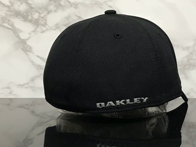 【未使用品】53C クール★OAKLEY オークリー キャップ 帽子 CAP クールなブラックの伸縮素材にグレーロゴ！《伸縮前58㎝～61㎝位迄》_画像5