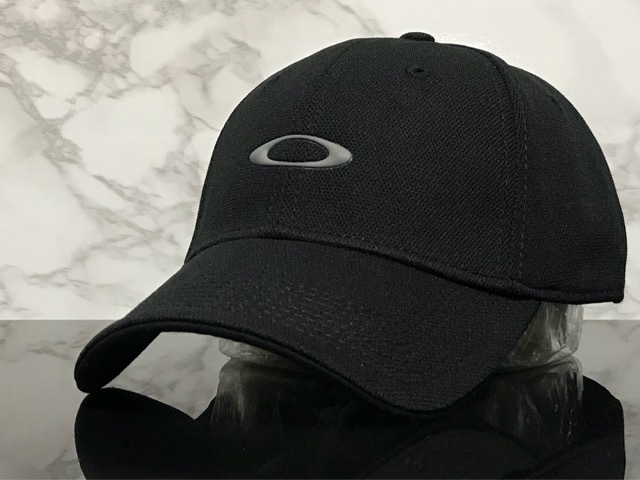 【未使用品】53C クール★OAKLEY オークリー キャップ 帽子 CAP クールなブラックの伸縮素材にグレーロゴ！《伸縮前58㎝～61㎝位迄》_画像1