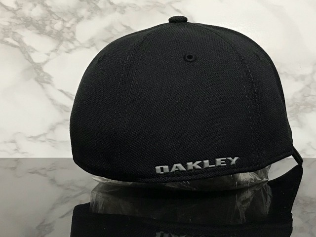 【未使用品】53C クール★OAKLEY オークリー キャップ 帽子 CAP クールなブラックの伸縮素材にグレーロゴ！《伸縮前57㎝～59㎝位迄》_画像5