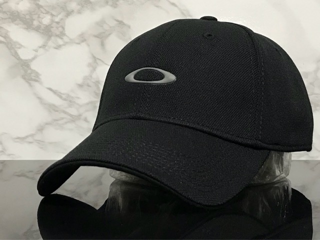 【未使用品】53E クール★OAKLEY オークリー キャップ 帽子 CAP クールなブラックの伸縮素材にグレーロゴ！《伸縮前58㎝～61㎝位迄》_画像1