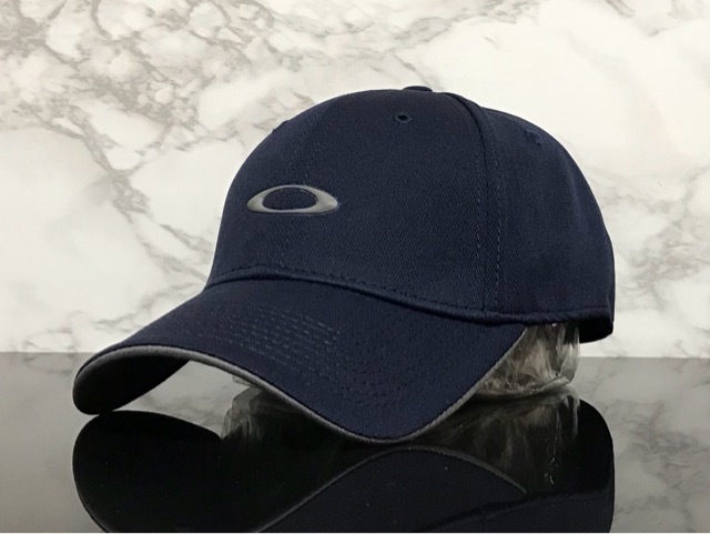 【未使用品】64D 上品★OAKLEY オークリー キャップ 帽子 CAP 上品で高級感のあるネイビーの伸縮素材にグレーロゴ《伸縮前60㎝-63㎝位迄》_画像1