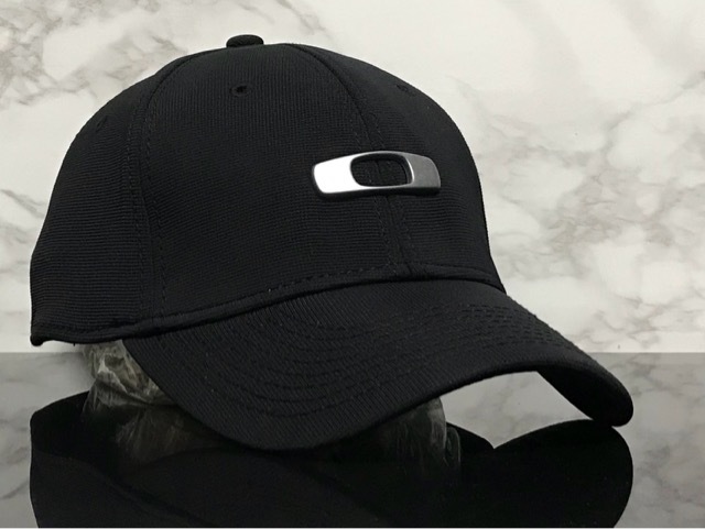 【未使用品】92C★OAKLEY オークリー キャップ 帽子 CAP 上品で高級感のあるブラックの伸縮素材にメタル製ロゴ♪《伸縮前61㎝-63㎝位迄》_画像2