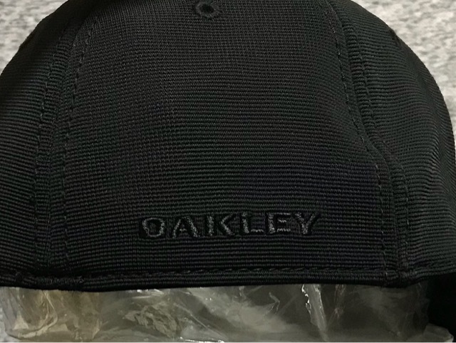【未使用品】63A★OAKLEY オークリー キャップ 帽子 CAP 上品で高級感のあるブラックの伸縮素材にメタル製ロゴ♪《伸縮前60㎝～63㎝位迄》の画像6