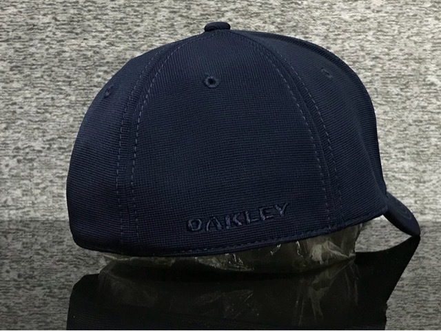【未使用品】62D★OAKLEY オークリー キャップ 帽子 CAP 上品で高級感のあるネイビーの伸縮素材にメタル製ロゴ♪《伸縮前60㎝～63㎝位迄》の画像5