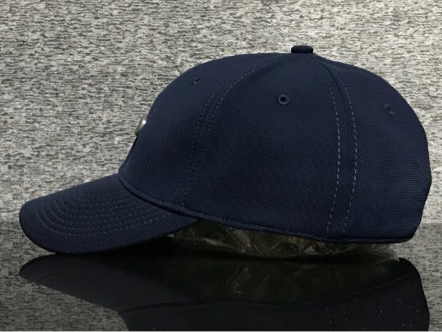 【未使用品】62D★OAKLEY オークリー キャップ 帽子 CAP 上品で高級感のあるネイビーの伸縮素材にメタル製ロゴ♪《伸縮前60㎝～63㎝位迄》の画像3