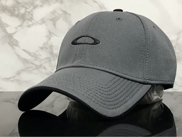 【未使用品】6E クール★OAKLEY オークリー キャップ 帽子 CAP クールなグレーの伸縮素材にブラックロゴ！《SIZE 伸縮前60㎝～63㎝位迄》の画像1