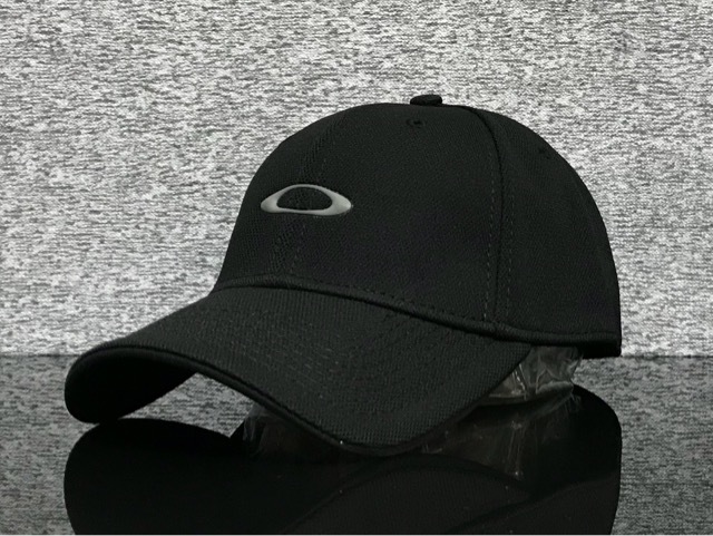 【未使用品】68A クール★OAKLEY オークリー キャップ 帽子 CAP クールなブラックの伸縮素材にグレーロゴ！《伸縮前58㎝～62㎝位迄》の画像2