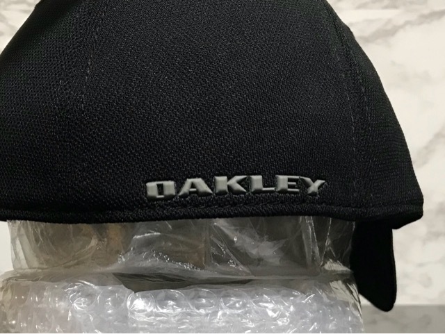 【未使用品】53C クール★OAKLEY オークリー キャップ 帽子 CAP クールなブラックの伸縮素材にグレーロゴ！《伸縮前57㎝～59㎝位迄》_画像6