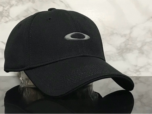 【未使用品】53E クール★OAKLEY オークリー キャップ 帽子 CAP クールなブラックの伸縮素材にグレーロゴ！《伸縮前58㎝～61㎝位迄》_画像2