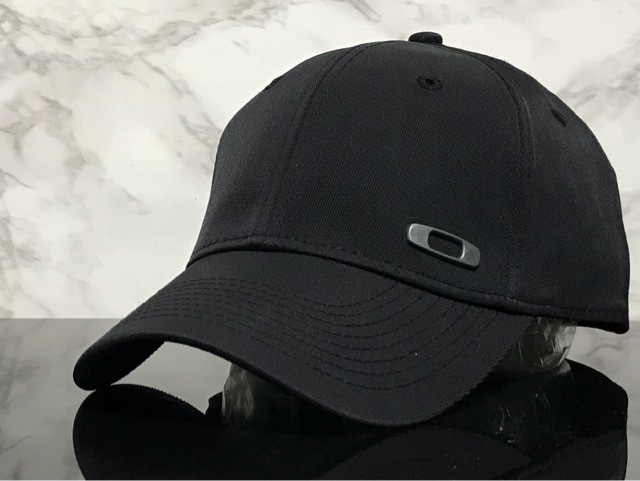 【未使用品】60E★OAKLEY オークリー キャップ 帽子 上品で高級感のあるブラックの伸縮素材にメタル製ロゴ♪《伸縮前56㎝～59㎝位迄》の画像1