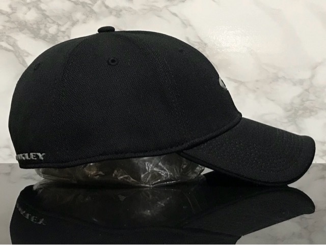 【未使用品】53E クール★OAKLEY オークリー キャップ 帽子 CAP クールなブラックの伸縮素材にグレーロゴ！《伸縮前58㎝～61㎝位迄》_画像4