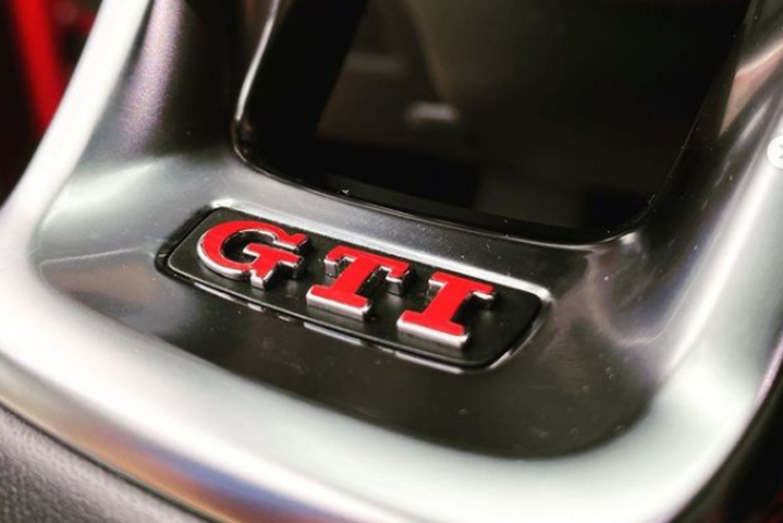 VW ゴルフ7 GTI / GOLF7 GTI ステアリングバッジ オーバーレイ （ステッカー）_画像2