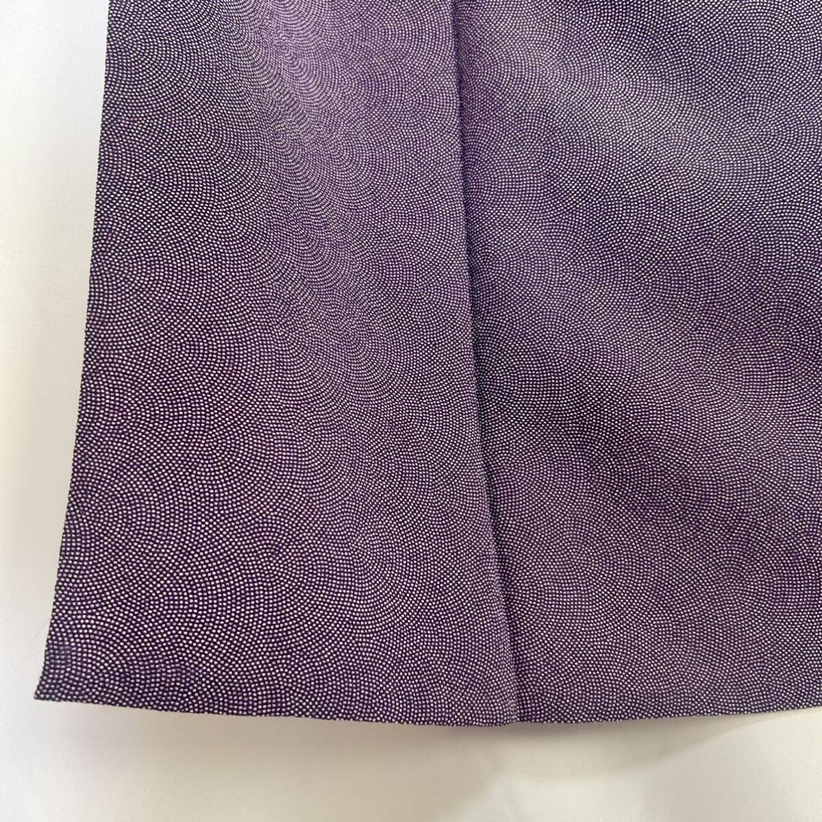 ●きもの翠● 江戸小紋 鮫小紋 単衣 夏用 裏地かわいい 菊の花 一つ紋 小紋 和装 和服 着物 正絹 紫色 #X282の画像4