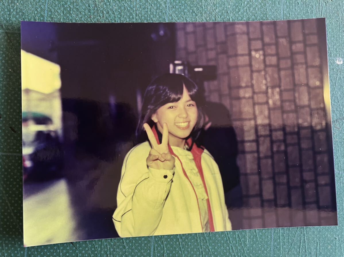 【レア】伊藤麻衣子 写真 ピースサイン オフ 80年代アイドル の画像2