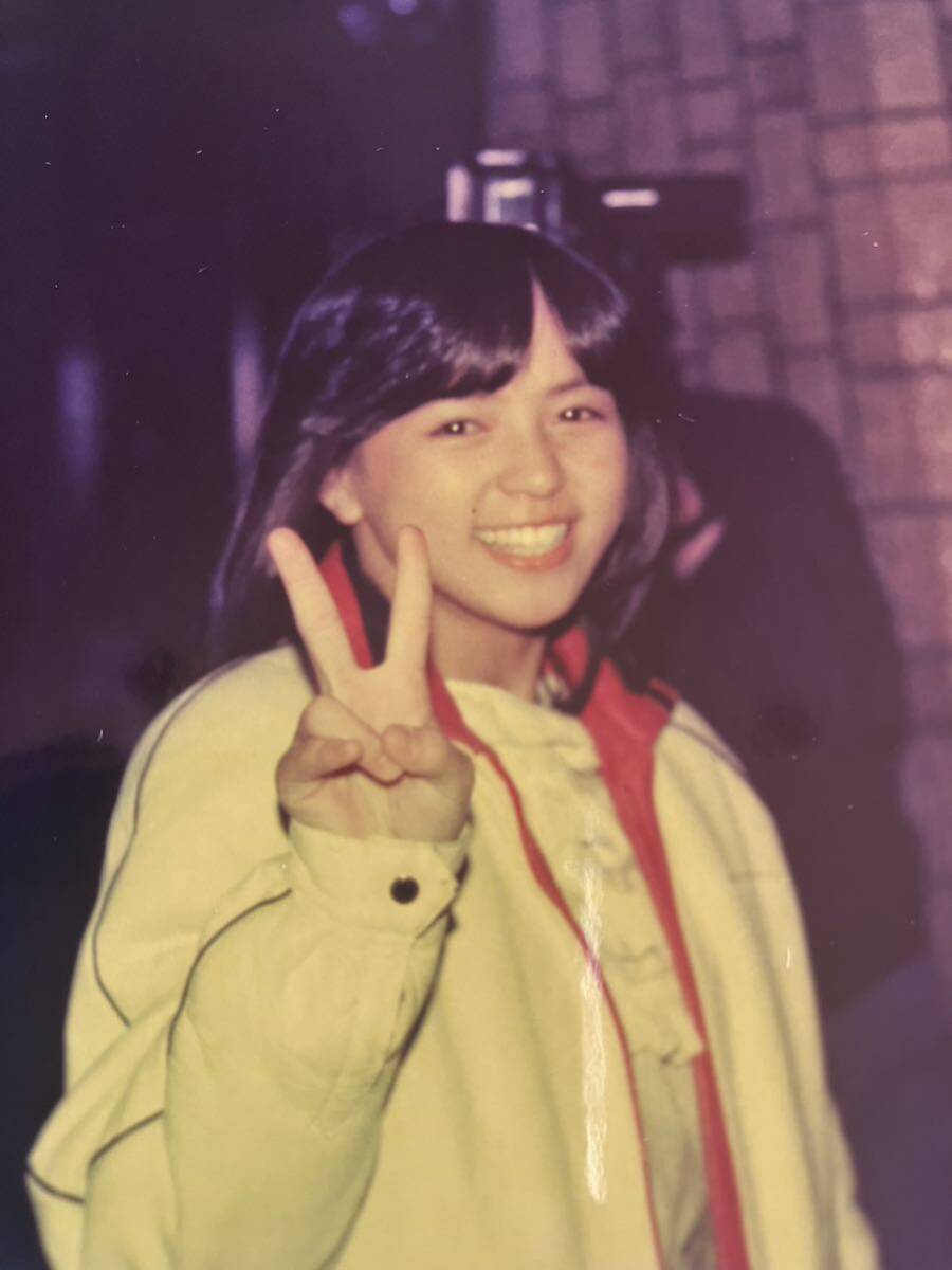 【レア】伊藤麻衣子 写真 ピースサイン オフ 80年代アイドル の画像1