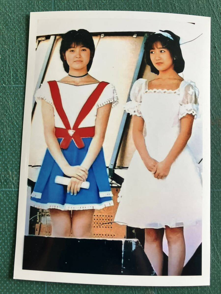 【レア】岡田有希子　写真　白ドレス　荻野目洋子　昭和タレント　80年代アイドル _画像1