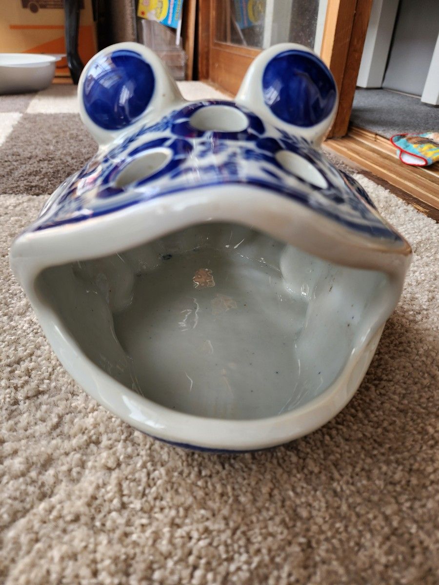 カエルの香炉　小　蚊取り線香　かえる　蛙　無事に帰る　縁起物　陶器　染付　陶磁器　