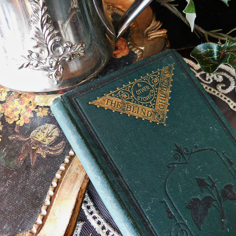 *゜+ 19世紀 ヴィクトリア時代の小説 深緑色の素敵な表紙付き 古書 アンティークブック ヴィンテージ本 洋書 イギリス 英国の画像2