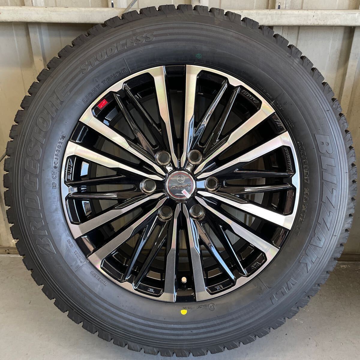 ☆新品未使用品 トヨタ グランエース用 ブリヂストン ブリザック VL1 235/60R17 17インチ ホイールスタッドレス4本セット ナット付属☆_画像2