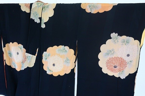 【着物フィ】アンティーク 小紋 身丈152cm 黒 菊 大正ロマン レトロ 仕立て上がり kimono 袷 15912の画像1