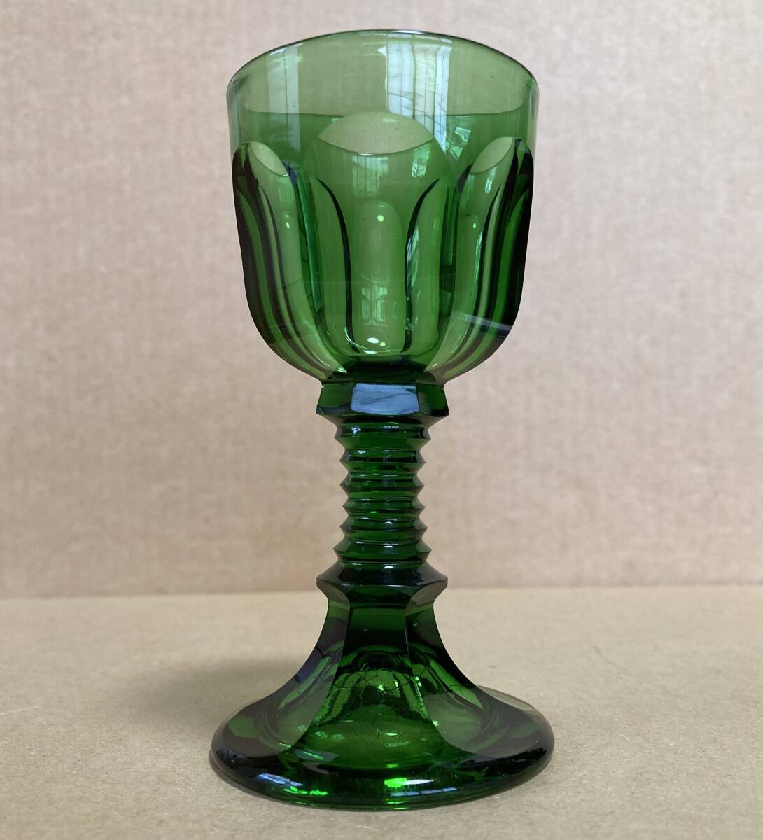 西洋緑色グラス 脚付き杯の画像1